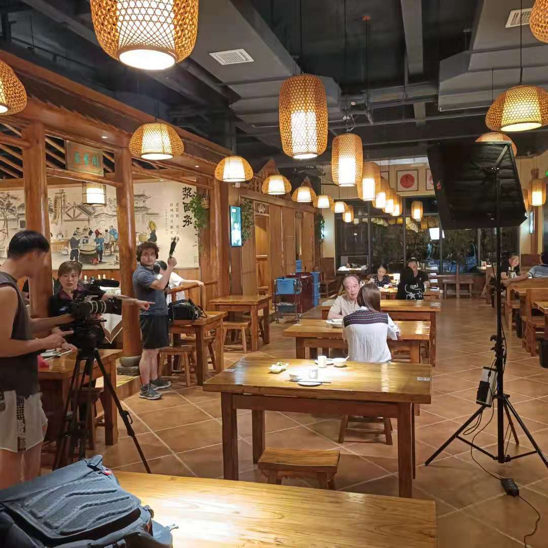 “江湖菜馆”摄制组专访老雒阳