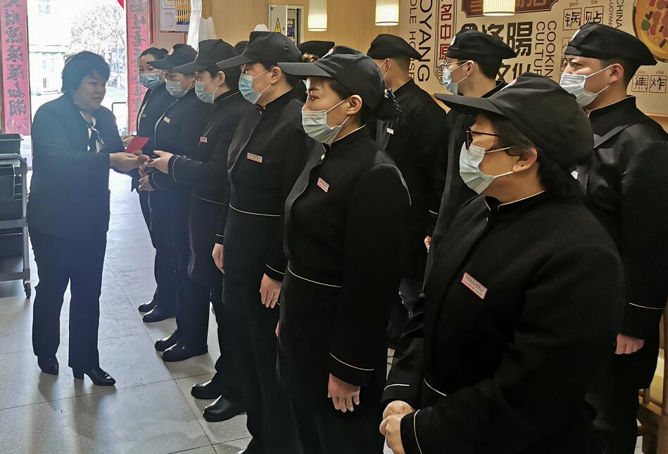 新春走基层--公司领导大年初一慰问门店员工