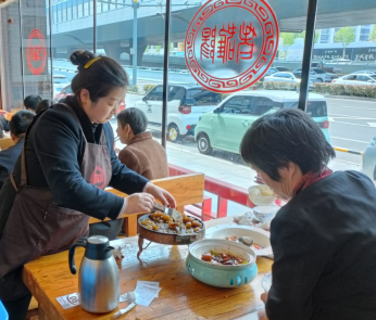 公司全体员工用饱满的热情迎接花会旅游小高峰