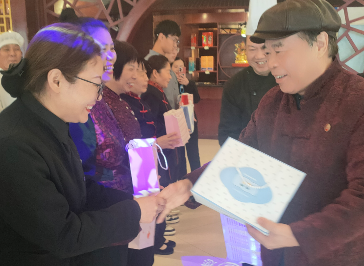 公司领导新春下基层慰问一线员工