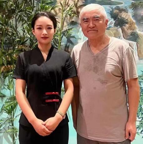 栾川三店接待知名演员袁苑一行