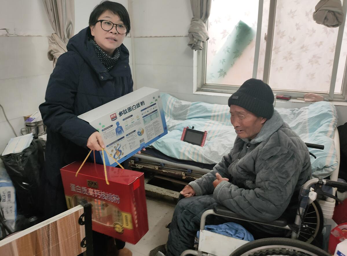 大爱无疆 公司领导关怀职工家属