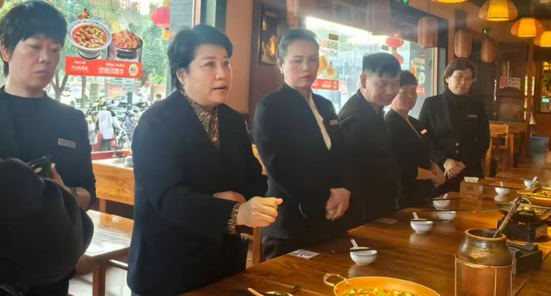 肖萌主持市内门店工作会议