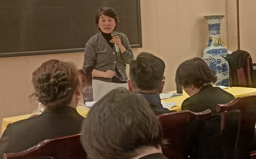 孙丽芹主持召开市外门店工作会议