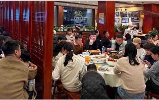 隧道通车迎假期 十年老店候宾朋