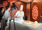 新华网在老雒阳水席取景拍摄