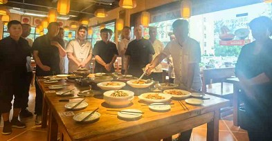 肖萌主持召开夏季上新菜品培训会