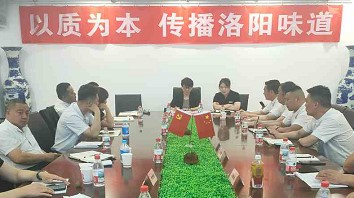 孙丽芹主持召开市外门店工作会议