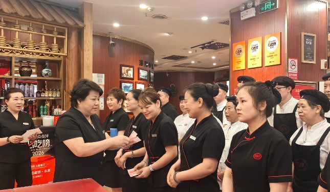 肖萌赴王城路店颁发专项表彰奖金